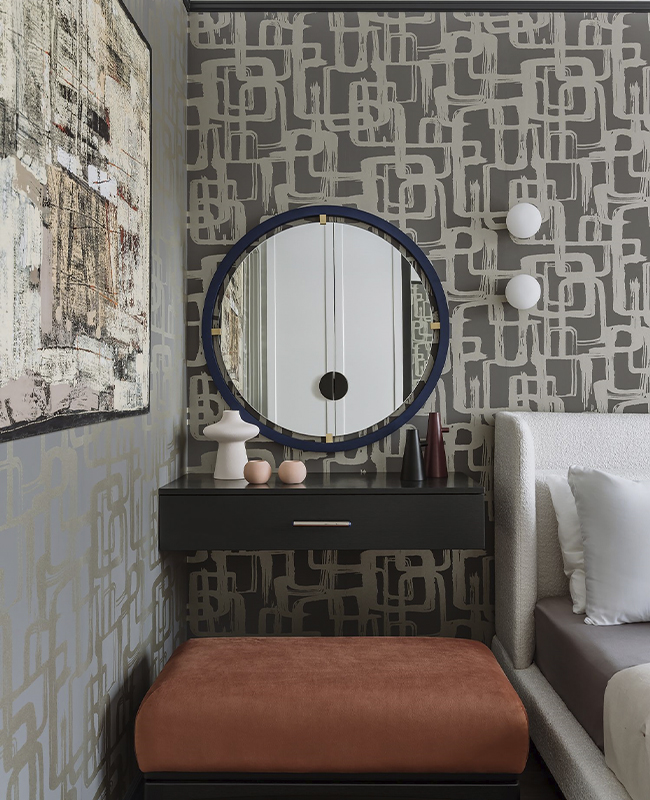 Круглое зеркало в спальню в деревянной раме с латунным декором