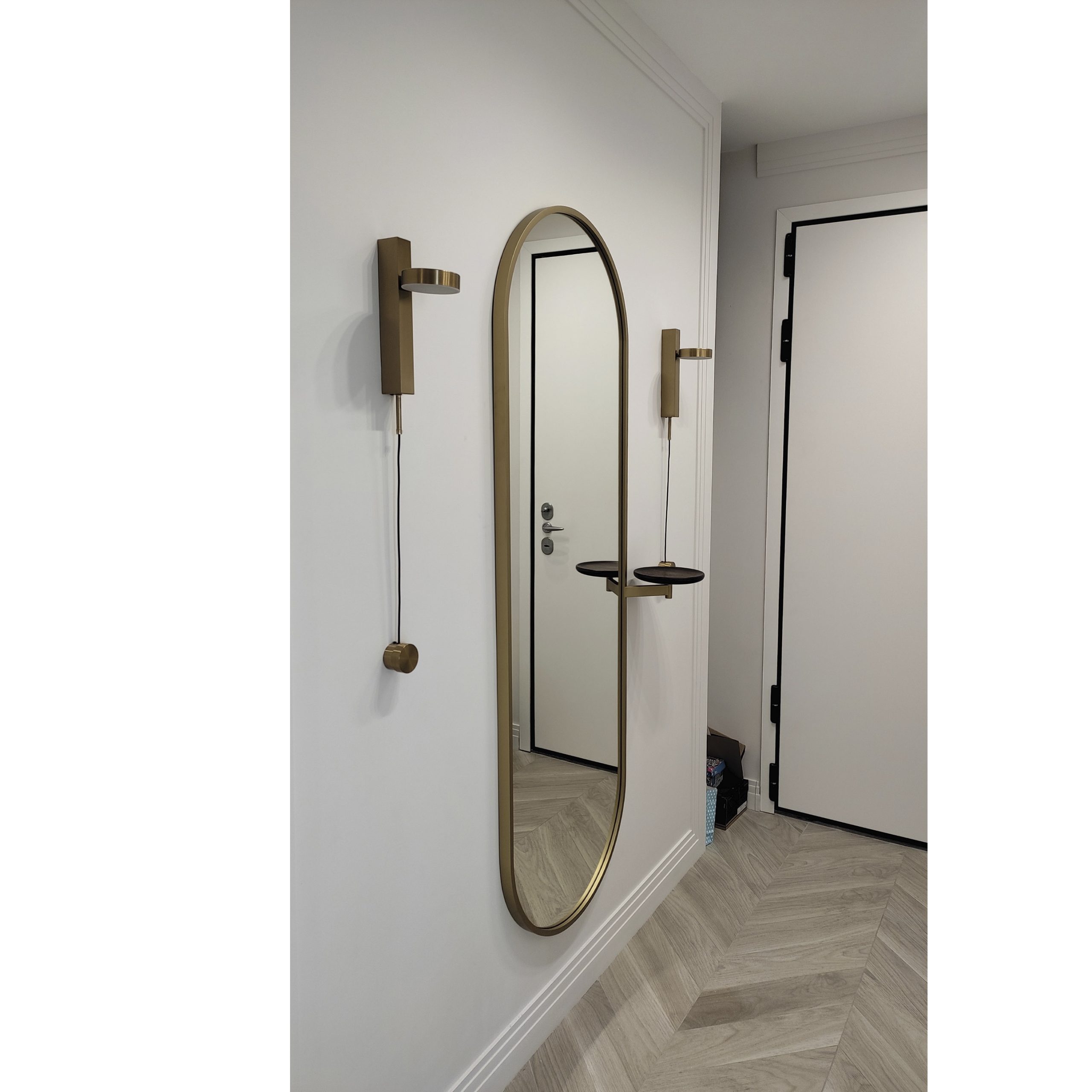 Зеркало в металлической раме с полочкой