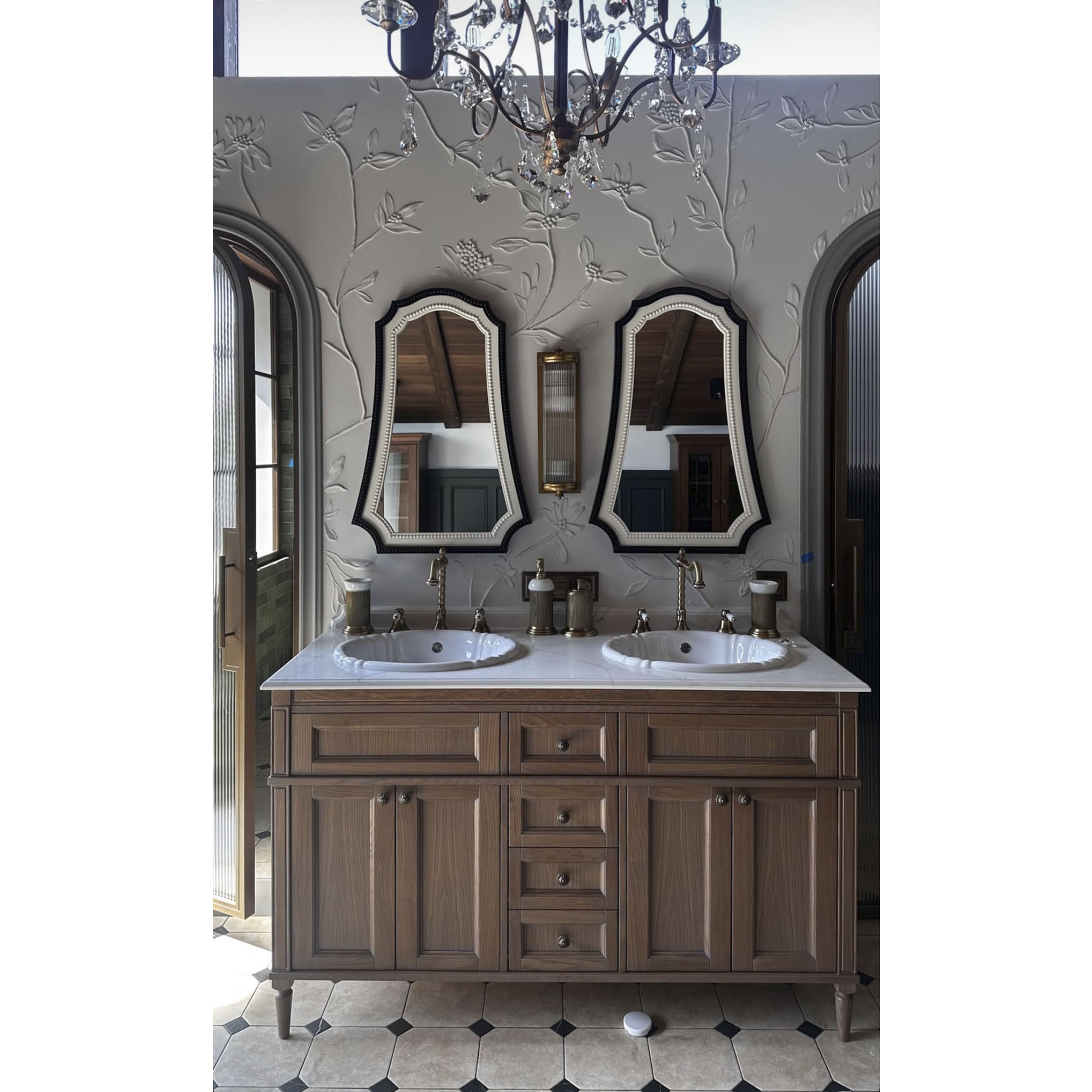 Зеркало в красивой раме Алиста