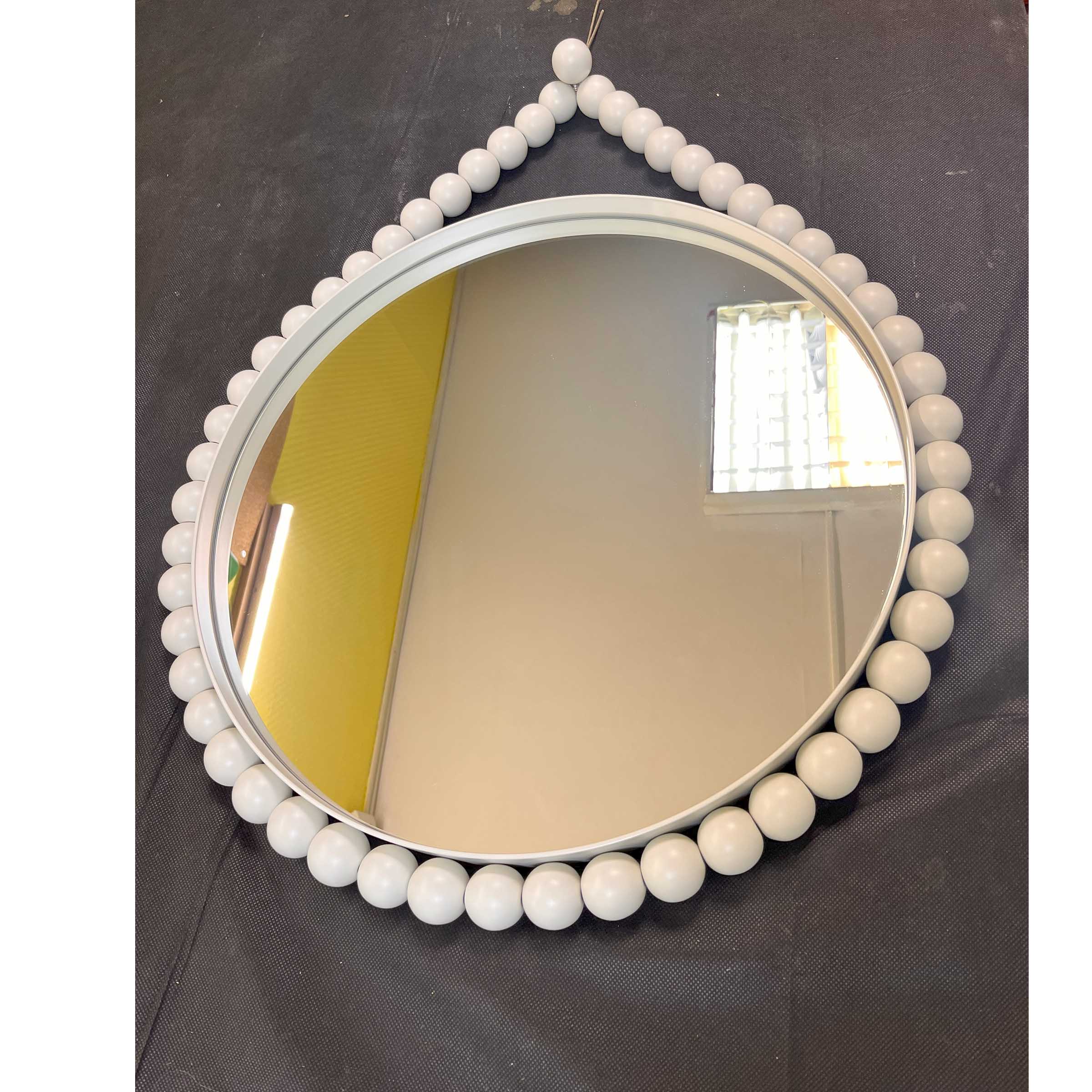 Зеркало в раме шары 1